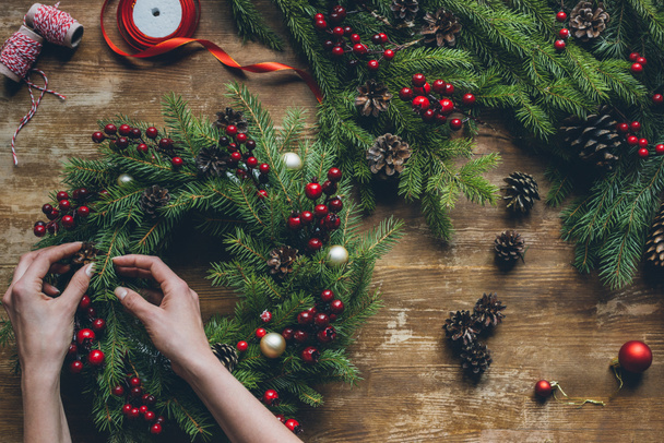 making Christmas wreath - Foto, afbeelding