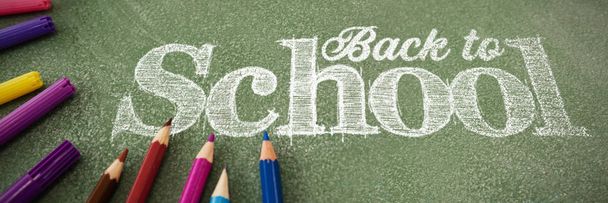 Tablo renkli kalemler karşı okul metin geri - Fotoğraf, Görsel
