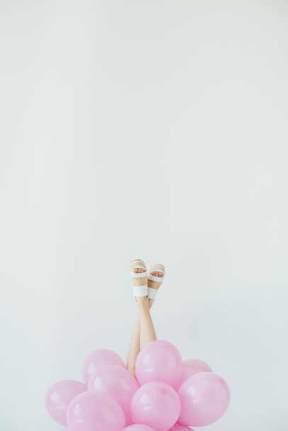 female legs and balloons - Φωτογραφία, εικόνα