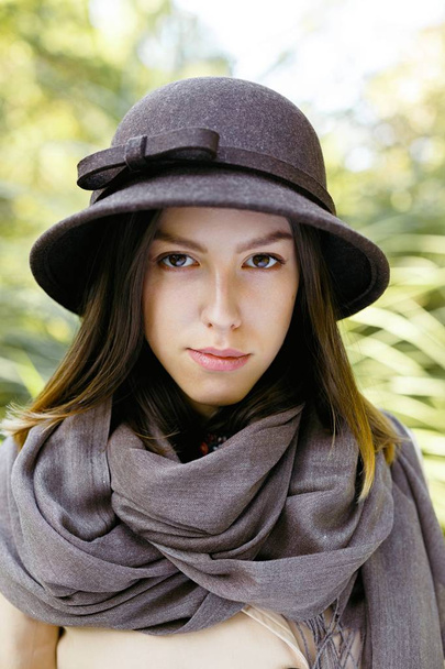 woman in old fashioned hat - Fotografie, Obrázek