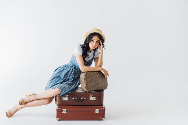 Müde Frau sitzt auf Gepäck - Foto, Bild