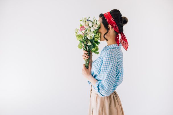 femme tenant bouquet de fleurs - Photo, image