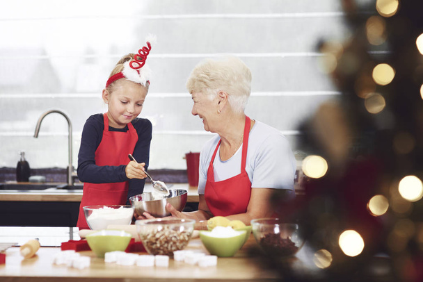 Grandmoother ja tyttärentytär ruoanlaitto
 - Valokuva, kuva