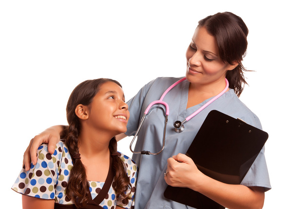 かなりヒスパニック系の女の子と女性医師の分離 - 写真・画像