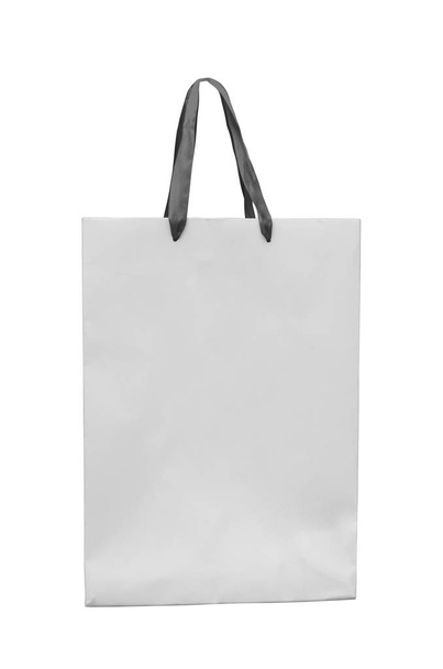Μεγάλο λευκό χαρτί τσάντα με χερούλια σατέν κορδέλα  - Φωτογραφία, εικόνα
