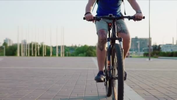 Bisiklet süren bir adam - Video, Çekim