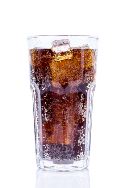 Cola im Glas mit Eis isoliert auf weißem Hintergrund . - Foto, Bild