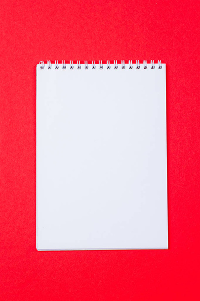 Vista superior del cuaderno en blanco espiral abierto
 - Foto, imagen