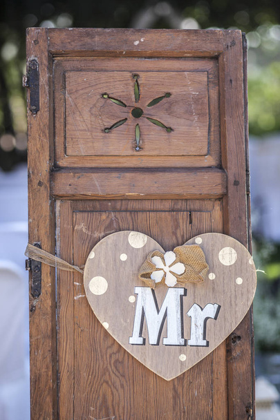Velhas janelas do obturador de madeira com coração pendurado para Mr.
 - Foto, Imagem