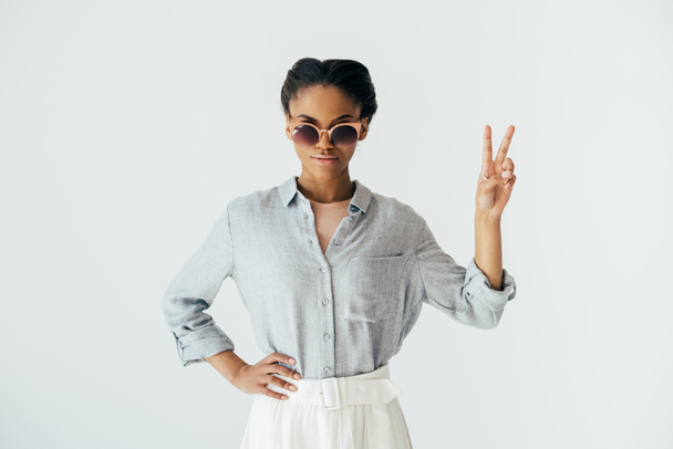 Afrikkalainen amerikkalainen nainen osoittaa rauhan merkki
 - Valokuva, kuva