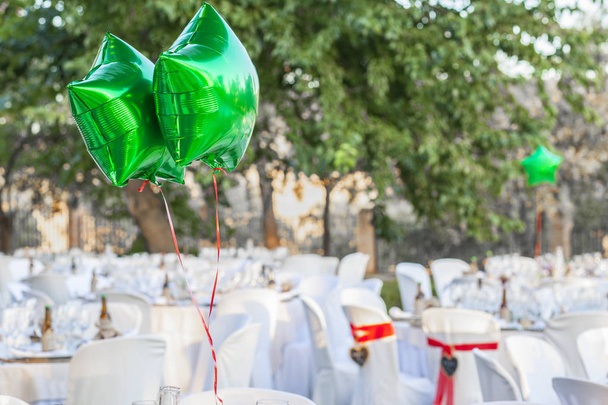 Zielonych balonów błyszczący stół ogrodowy ustawienie do odbioru ślub - Zdjęcie, obraz