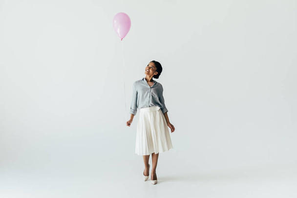 afro-americana jovem mulher com balão
 - Foto, Imagem