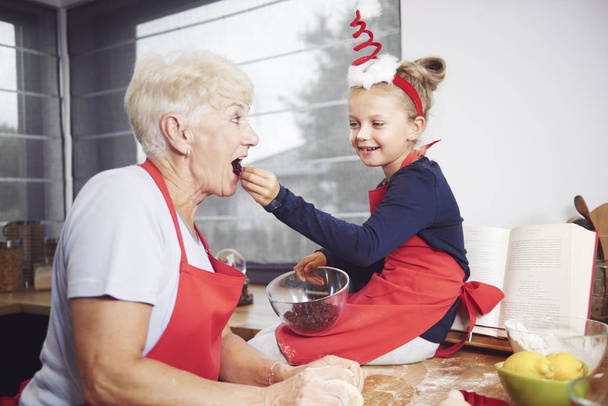 Dziewczyna, karmienia jej babcia  - Zdjęcie, obraz