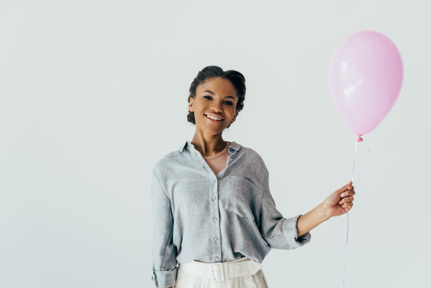 Afrikanisch-amerikanische junge Frau mit Luftballon - Foto, Bild