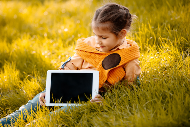 bambino che mostra tablet digitale
 - Foto, immagini