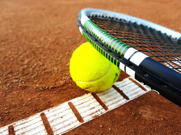 テニスコートでテニス ラケットとテニス ボール - 写真・画像