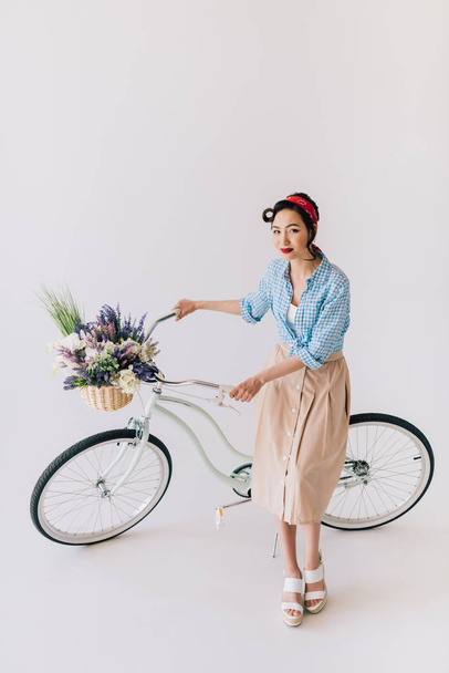 ázsiai nő, kerékpár - Fotó, kép