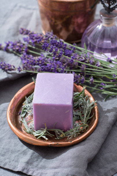 Laventeliöljy ja tuoreista laventelin kukista valmistettu hajusteöljy
, - Valokuva, kuva