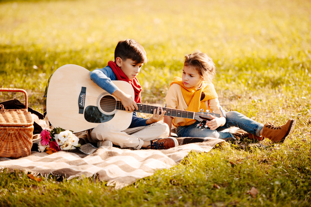 Dzieci z gitara w parku - Zdjęcie, obraz