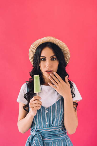 шокированная женщина с фруктовым мороженым
 - Фото, изображение