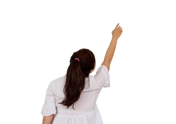 Κορίτσι κάνει χέρι πάνω από το κεφάλι, φθάνοντας απομονώνονται σε λευκό φόντο - Φωτογραφία, εικόνα