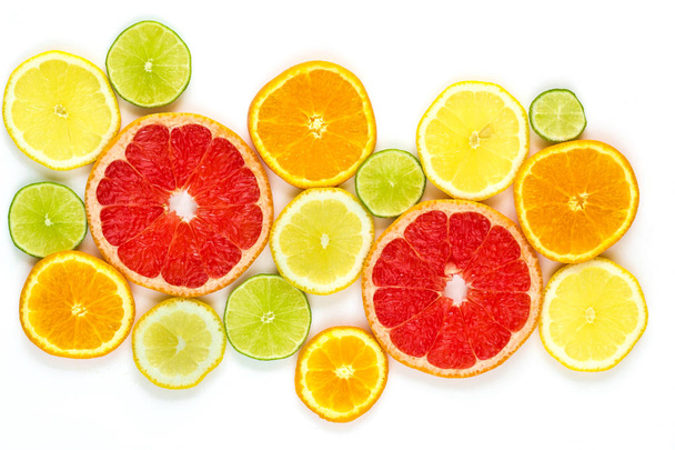 vrchní pohled na plátky citrusových plodů izolovaných na bílém pozadí - Fotografie, Obrázek