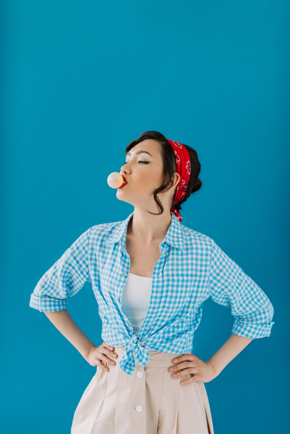 asiático mujer soplando burbuja chicle
 - Foto, imagen