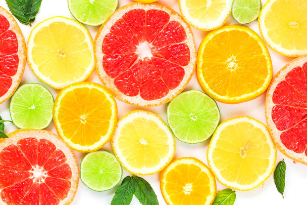 vrchní pohled na plátky citrusových plodů izolovaných na bílém pozadí - Fotografie, Obrázek