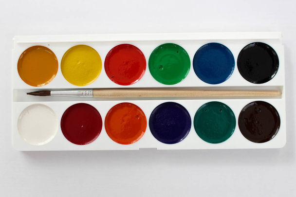 School paints with a brush - Фото, зображення