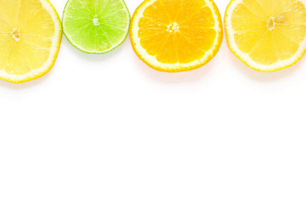 keret szelet narancs, citrom, lime, grapefruit minta elszigetelt fehér background. Lapos feküdt - Fotó, kép