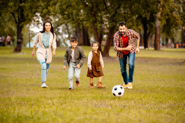 perhe pelaa jalkapalloa - Valokuva, kuva