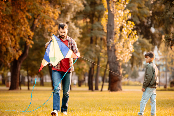 Father and son flying kite - Foto, Imagen