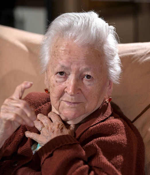 Стара сіроволоса жінка в розлюченому жесті
 - Фото, зображення