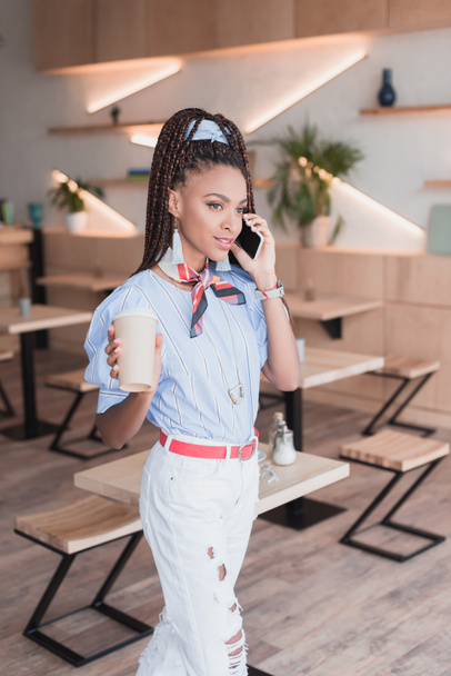 mujer afroamericana hablando por teléfono en la cafetería
 - Foto, imagen