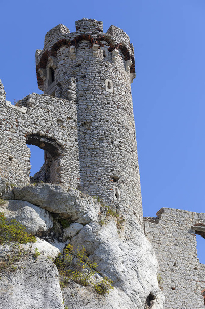 Ruinas del castillo medieval del siglo XIV, Castillo de Ogrodzieniec, Sendero de las Águilas Nidos, Podzamcze, Polonia
 - Foto, imagen