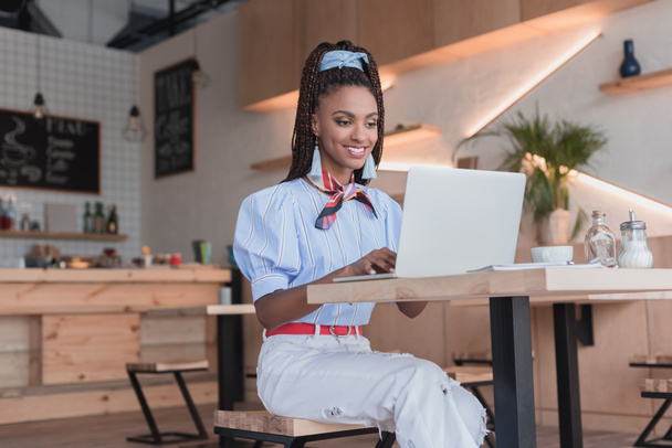 Kobieta pracująca z laptopem w Cafe - Zdjęcie, obraz