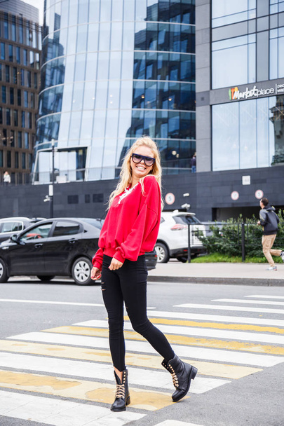 Model in stylish sunglasses and a red blouse - Fotografie, Obrázek