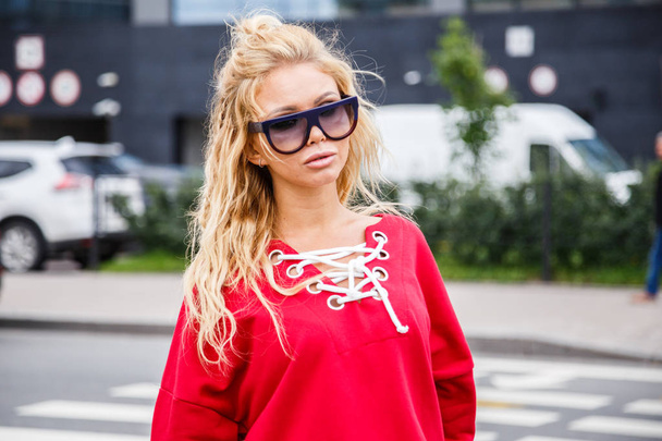 Model in stylish sunglasses and a red blouse - Valokuva, kuva