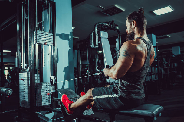 Strong Bodybuilder Doing Heavy Weight Exercise For Back On Machine - Foto, Imagem