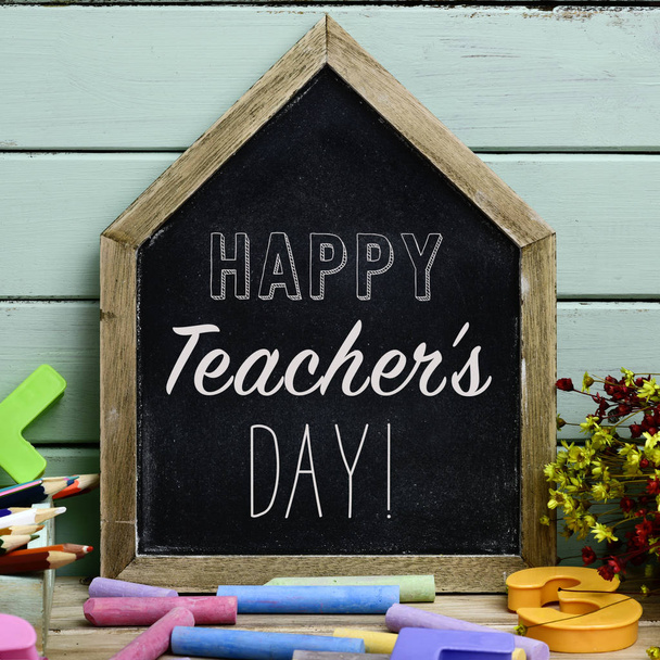 dzień szczęśliwy nauczycieli tekst w tablicy szkolnej - Zdjęcie, obraz