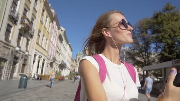 Tourist Girl Taking Selfie - Video, Çekim