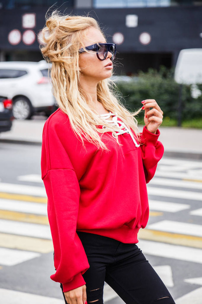Model in stylish sunglasses and a red blouse - Φωτογραφία, εικόνα