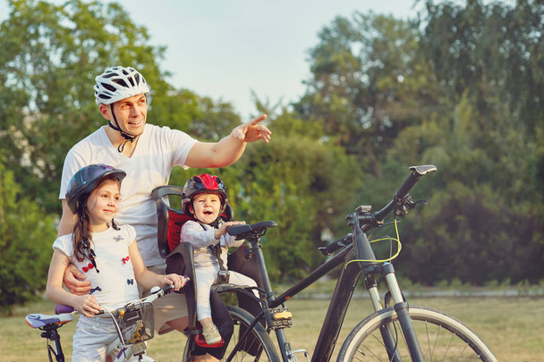Familia en el paseo en bicicleta en el campo
 - Foto, Imagen