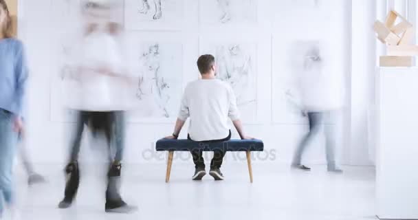 Homem relaxante no centro de arte
 - Filmagem, Vídeo