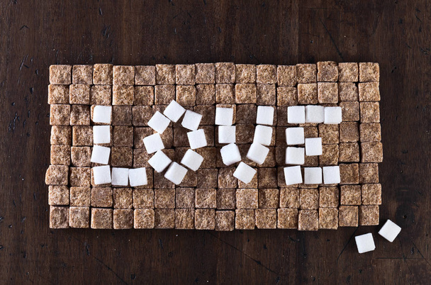 palavra amor feito de açúcares castanhos e brancos, vista superior
 - Foto, Imagem