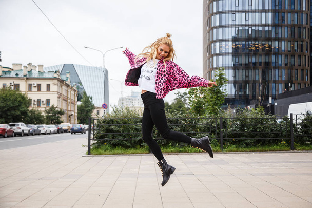 Девушка прыгает по улице
 - Фото, изображение