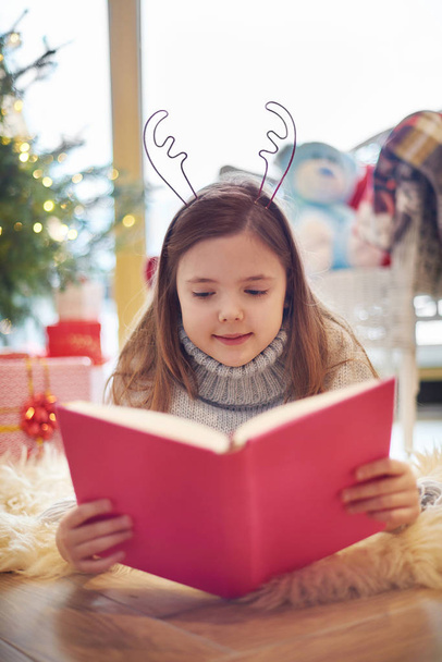 klein meisje lezen boek  - Foto, afbeelding