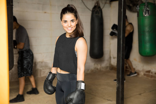 Guapa boxeadora femenina en un gimnasio
 - Foto, imagen