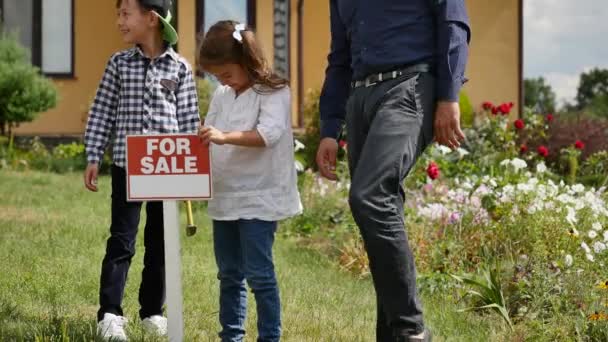 children hammer sign for sale - Metraje, vídeo