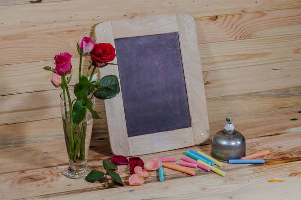 břidlice, pastel a růže na stole pinewood - Fotografie, Obrázek